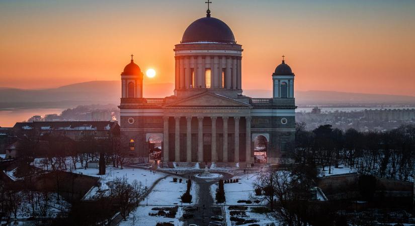 Iszonyatos, ami Esztergom felett elvágtatott az égen, még a kamera is elsötétedett, íme a felvételek a rendkívüli időjárás jelenségről