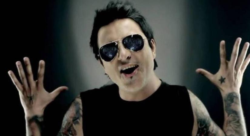 A 2000-es évek szívtipró macsó magyar énekese volt: 55 évesen ősz hajjal ennyire más