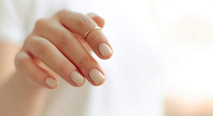 Mire figyelmeztetnek a fehér foltok a körmön?