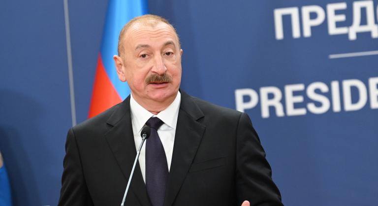 Videón, ahogy az azeri elnök emberei a Béketanács ellen tüntetőket összeverik Washingtonban