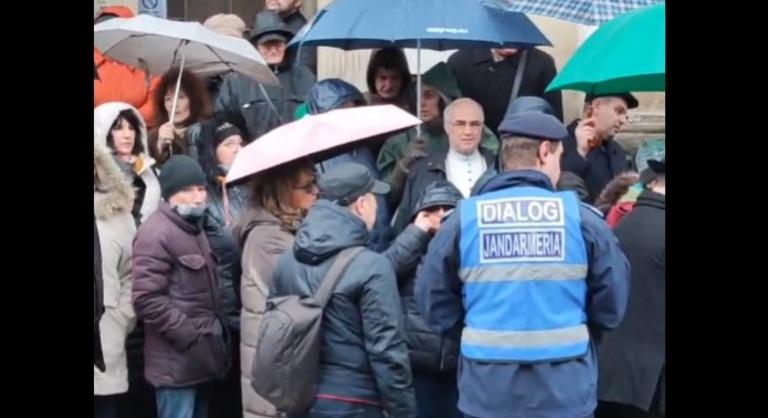 Elhalasztották a nagyváradi premontrei apát kilakoltatását, több százan álltak ki Fejes Rudolf Anzelm mellett