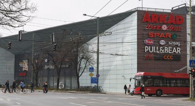 Vége az ingyenességnek: márciustól minden perc parkolásért fizetni kell az Árkádban