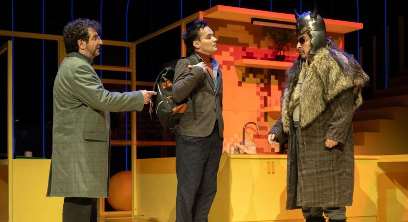 Főfőnök a Szigligeti Színházban – görbe tükör a céges világnak