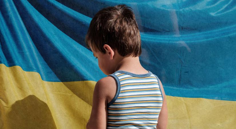 „Az életük túltelítődött a háborúval, valóságos kis fegyverszakértők lettek” – Ukrajnában gyereknek lenni