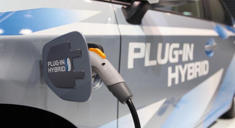 „PR-fogyasztás” – Szakértő a plug-in hibridek csalódást keltő gyári adatairól
