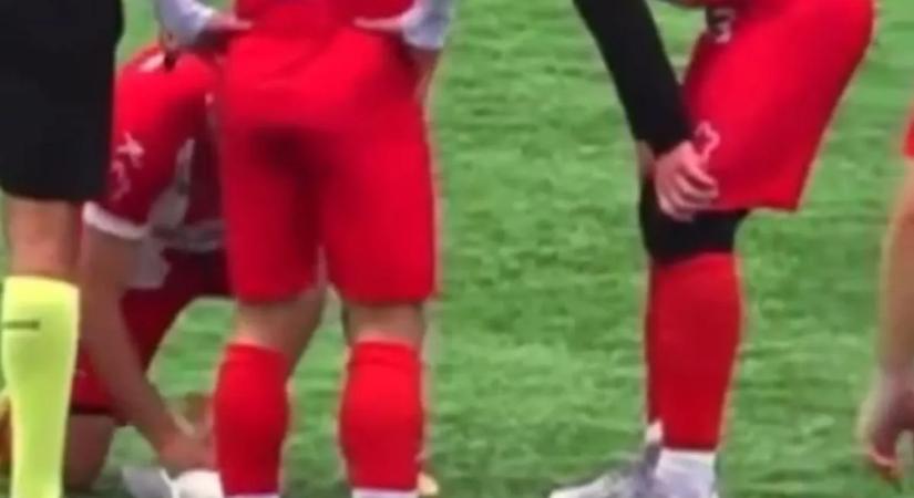 Sokkoló baleset a meccsen: újraélesztés a pályán, életet mentett egy focista – videó