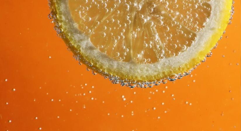 Mi történik a testeddel, ha minden nap szénsavas vizet iszol? Dietetikusok elmagyarázták