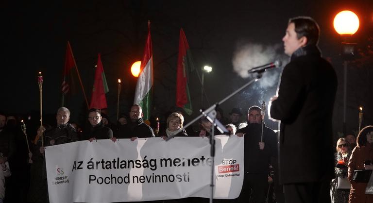 Fordulat jöhet a magyarságot arcul csapó törvényben, a DK kampánya is „felér egy gyomorrúgással”