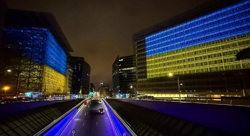 „Ukrajna mindenek felett” – Megdöbbentő látvány fogadta a magyar minisztert Brüsszelben (FOTÓK)