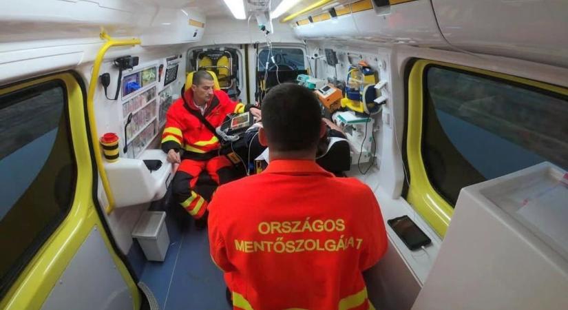 Mentők lepik el a nyíregyházi sportarénát