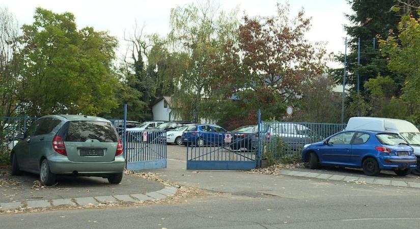 Na, ez a vesztegetés művészete: csak extráért engedett át roncsokat az egri vizsgabiztos