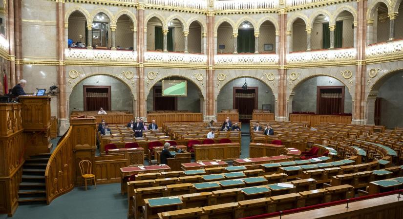 Távol maradtak a fideszes képviselők, bojkottálták a gödi Samsung ügyében összehívott rendkívüli ülést