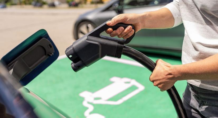 Jó hír az elektromos autósoknak: hamarosan új töltőpont érkezik a vasi városba