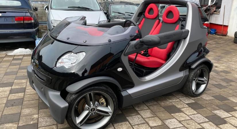 4, azaz négy kilométerrel vár új gazdára ez a tető és szélvédő nélküli régi Smart