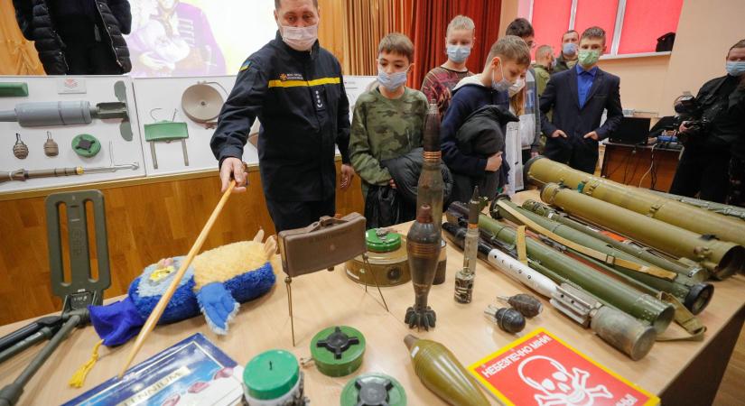 2 diák került kórházba, miután egy katonai bemutatón robbanás történt egy dnyiprói iskolában