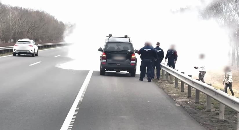 Kigyulladt a kocsijuk az M3-as autópályán, és még „pechük” is volt – videó