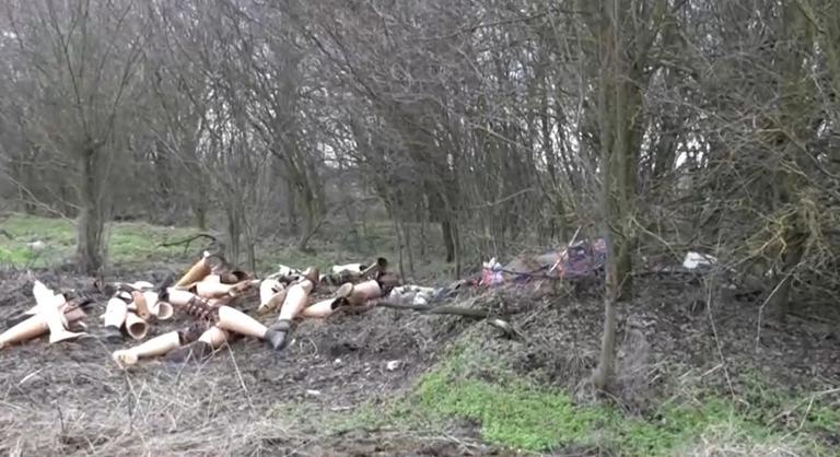 Több mint 30 műlábra bukkantak a tiszajenői vadászok egy szántóföldön
