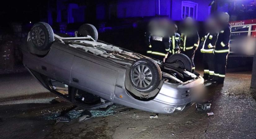 Ittas vezetés Egerben: Járdára hajtott és felborult egy fiatal sofőr