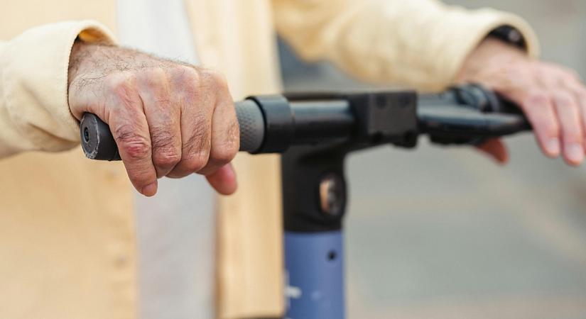 Ittas vezetés, a fenntarthatóság jegyében? Betütüzve elektromos rollerezett egy debreceni férfi, lekapcsolták