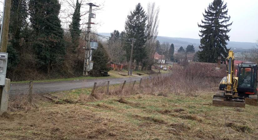 Munkagépek a lelőhelyen: elrajtolt a Bérbaltavári Őslénypark építése!