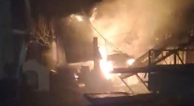 Füstölő gyulladt ki a vasi városban, veszélyben volt a melléképület is - fotó