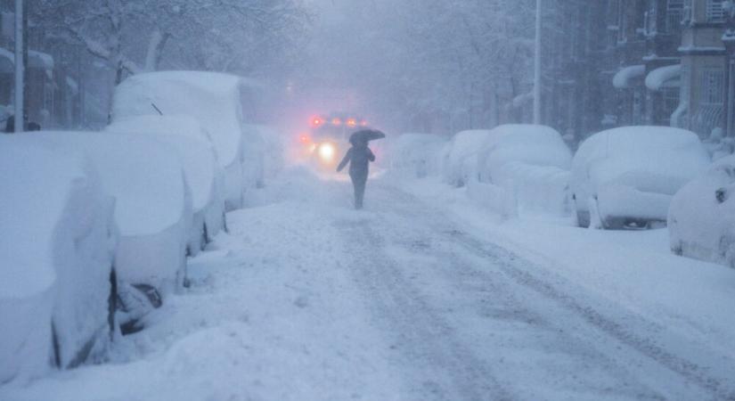 Hatalmas hóvihar csapott le az Egyesült Államok északkeleti részére