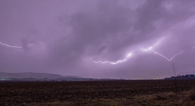 Villámok cikáztak hétfő este