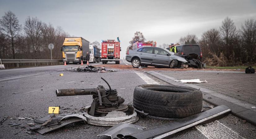 Teljesen lezárták a 6-os utat: kamion és autó ütközött Bonyhádnál