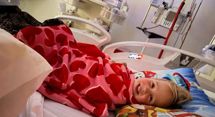 Egy egész csapat áll mögötte: így biztatják az építőmunkások a szívátültetésre váró kislányt