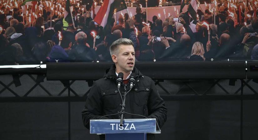 Fekáliával összekent fideszes plakátokról posztolt a képviselő – A Tiszát tette érte felelőssé