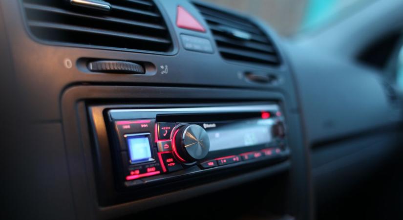 Egy korszak vége: hamarosan teljesen eltűnhetnek a rádiók az autókból