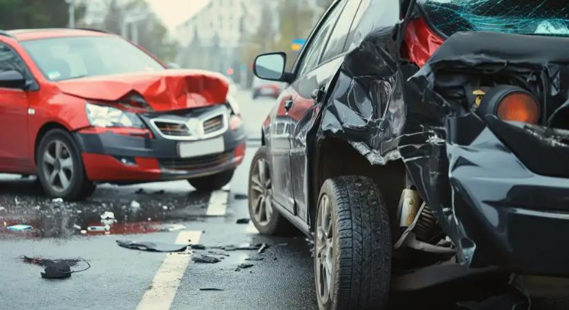 Két súlyos baleset bénítja a reggeli forgalmat