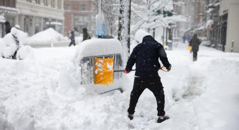 50 centis hó New Yorkban, a keleti parton lehetetlen közlekedni