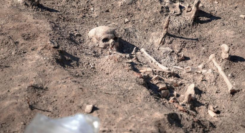 Gyermekekkel és nőkkel teli tömegsírra bukkantak Szerbiában