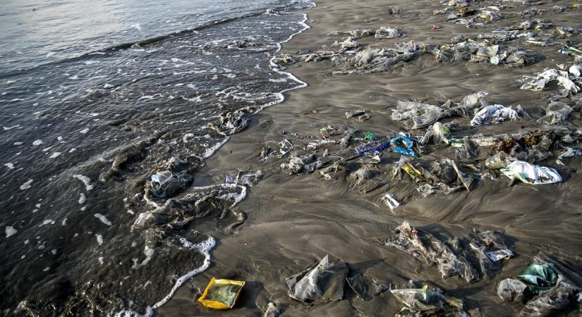 0% károsanyag-kibocsátás: napfénnyel bontja le a műanyaghulladékot egy új rendszer