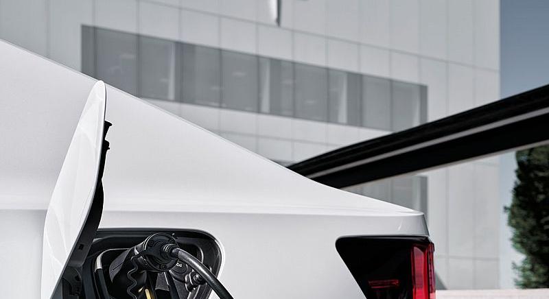 „Nem gyártunk hibrideket, a vásárlók elektromos autót akarnak”