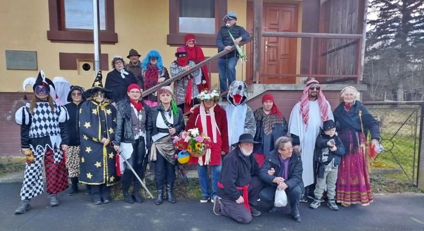 Kerettyei maszkák járták a falu utcáit