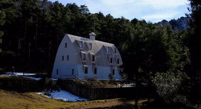 Tényleg Gaudí tervezte a rejtélyes katalán erdei menedékházat