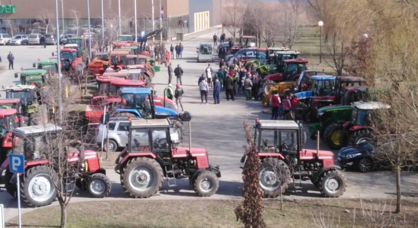 Kezdődik a gazdák teljes útlezárása
