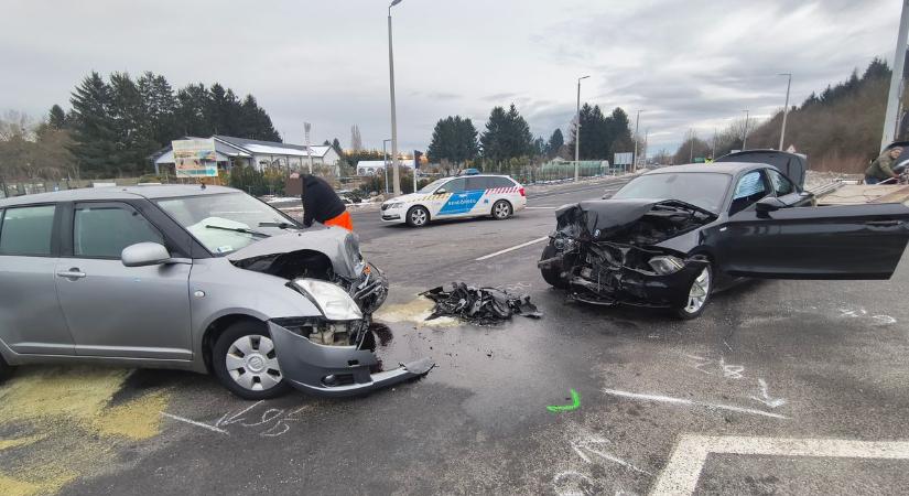 Helyszíni fotókat mutatunk a Rábafüzesnél történt frontális karambolról