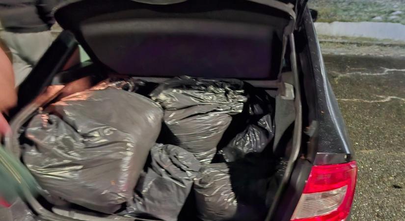 Fekete zsákok a fekete Skodában: megdöbbent a hatóság Bánrévénél, amikor felhajtották a lepedőt – fotókkal
