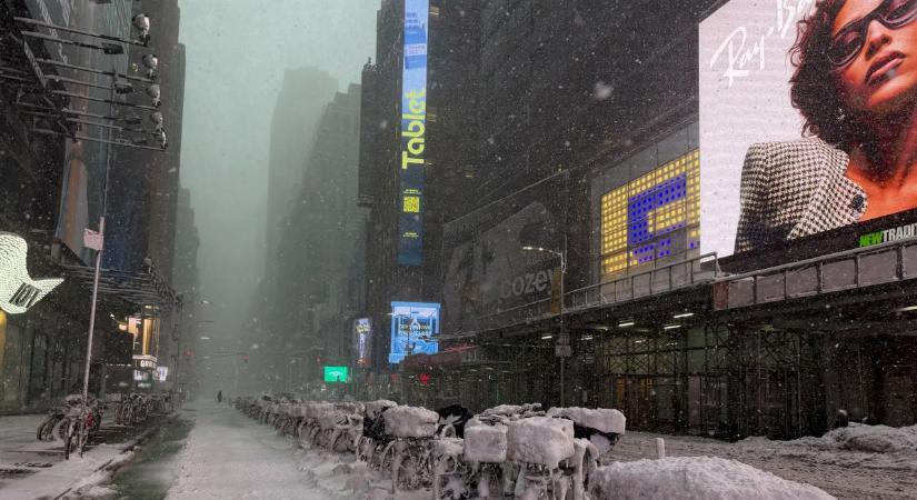 Megállt az élet az Egyesült Államok északkeleti részén: így pusztított a hóvihar (videó)