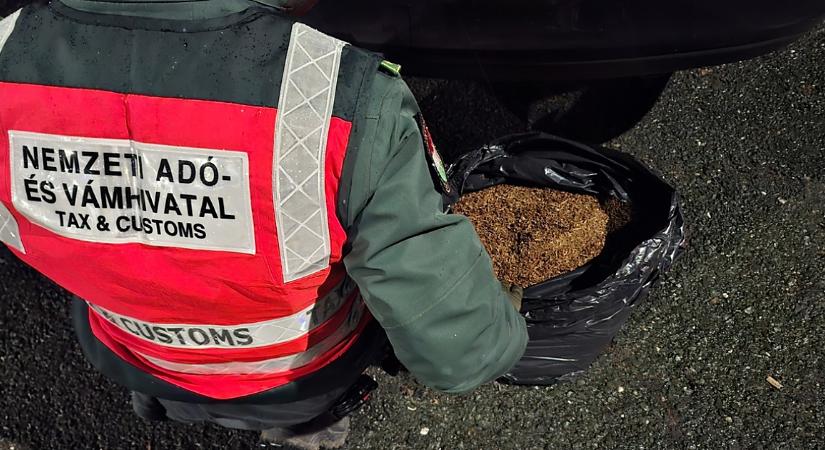 Csokit viszek a gyerekeimnek – mondta a söfőr, aki közel 200 kiló dohányt utaztatott a csomagtartóban