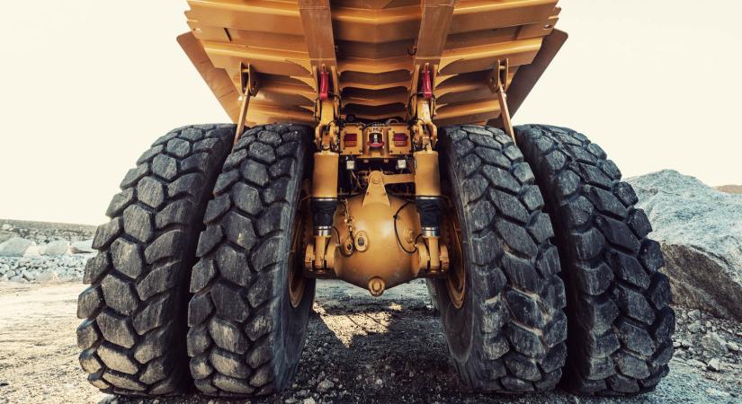 Ezért lóg kemény acélrúd a bányadömperek hátulján