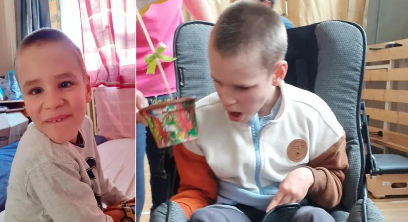 „Csak azt akarom, hogy egyszer lássam járni Barnust” – egyedül küzd fia gyógyulásáért az anya