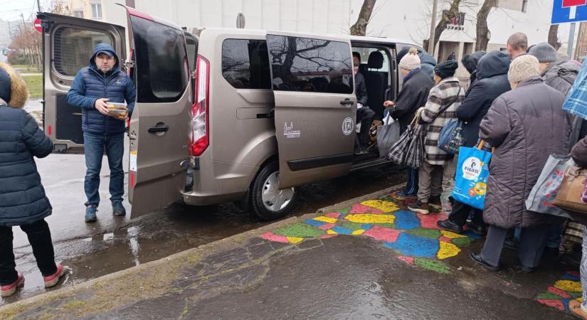 Hosszú sorban várták a rászorulók a meleg ételt Debrecenben