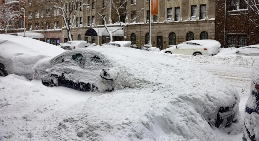 Történelmi hóvihar tombol az Egyesült Államokban: több ezer járatot töröltek