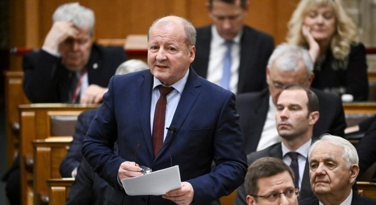 Simicskó István: Brüsszel és Ukrajna vezetése hibrid hadviselést folytat Magyarország ellen