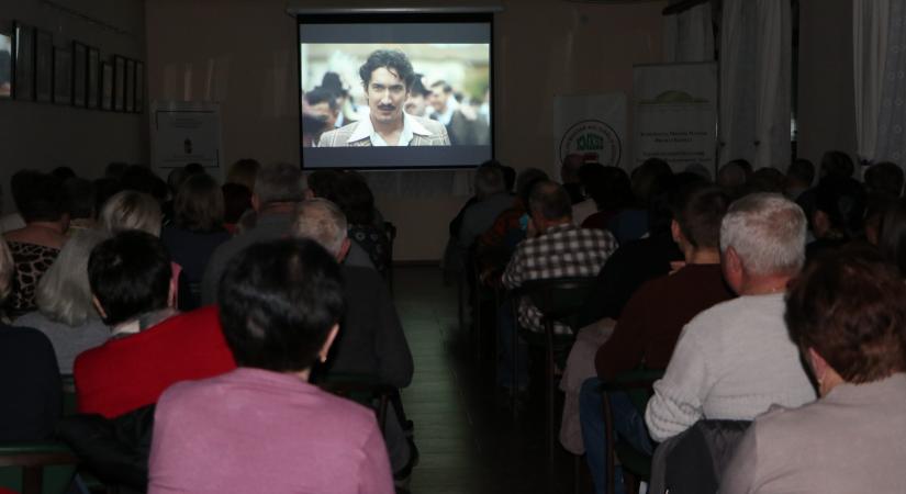 Telt ház előtt vetítették le a Magyar menyegzőt Csapon