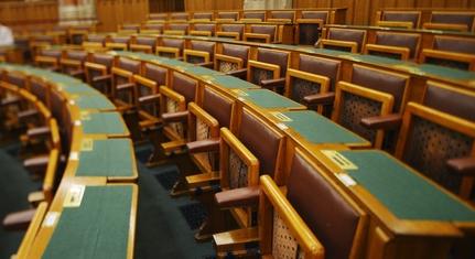 Távol maradtak a kormánypártok: határozatképtelen lett a rendkívüli ülés a gödi Samsung-gyár ügyében